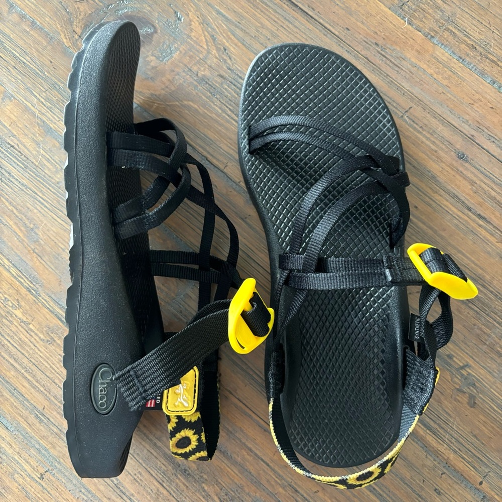 Chaco size 9 ZX/1 Black and Yellow Sunflower Strappy Sandals